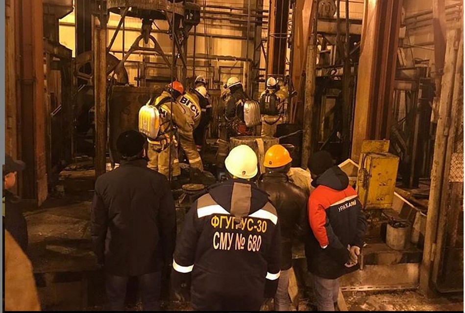 пожарные тушат пожар. советские строительные отряды. 15 подкожного жира у женщин. упаковщик рыбы. уралкалий шахты.